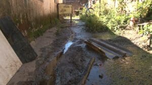 Chuva dos &uacute;ltimos dias inunda ruas e alaga casa no bairro Primavera