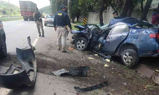 Assaltante morre em batida de carro após sequestro e perseguição