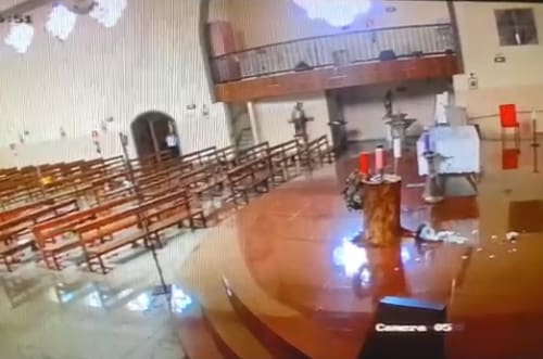 Mistério: imagem cai do altar e assusta fiel na Igreja de São José Operário, em Divinópolis; veja o vídeo