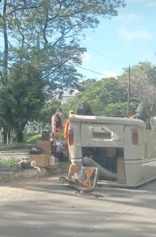 Kombi capota na avenida JK em Divinópolis