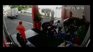 Vídeo mostra atendimento no pátio do SAMU a homem baleado em Divinópolis