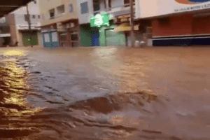 Tempestades geram enchentes em Salinas, no Note de Minas