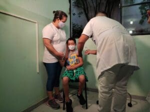 Primeira crian&ccedil;a &eacute; vacinada contra Covid 19 em Divin&oacute;polis; veja fotos