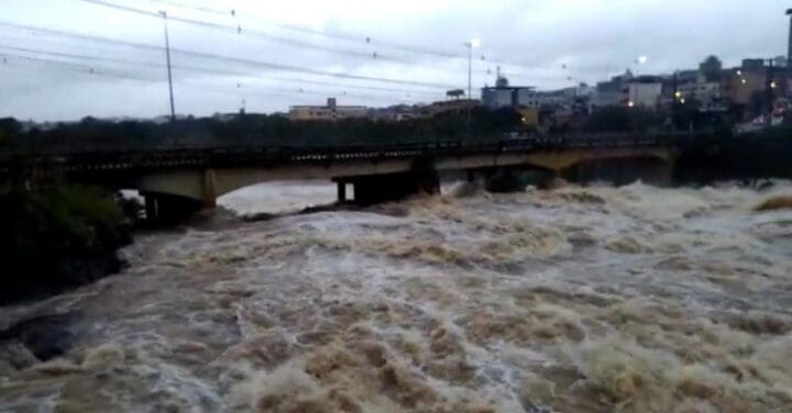 Nível do rio Itapecerica marca 1,60 m acima do normal