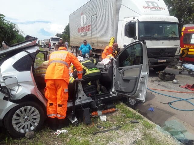 Acidente entre carro e caminhão