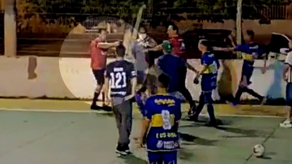 Ao final do jogo árbitro saca arma e aponta para jogadores em Rio Grande; VÍDEO