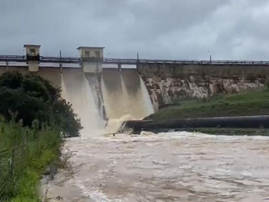 Aumento da vazão de água na Barragem de Itauna mantém cidade em alerta