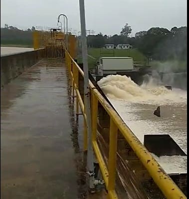 Imagens das comportas na represa de Carmo do Cajuru , neste domingo (09)