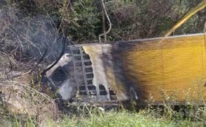 Caminhão dos Correios pega fogo na BR-251 em MG e motorista morre carbonizado