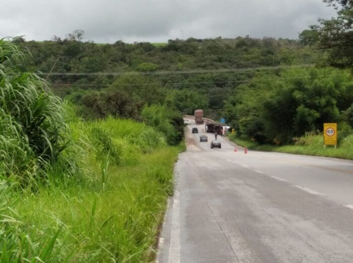 Tombamento de caminhão entre Divinópolis e Nova Serrana