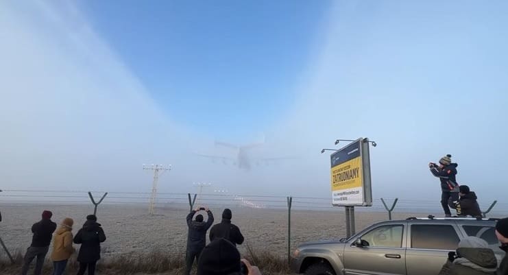 Maior avião do mundo limpa a névoa do céu ao pousar