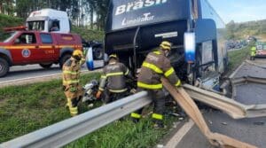 Ônibus com 42 pessoas bate na BR-381 e homem morre em Santo Antônio do Amparo