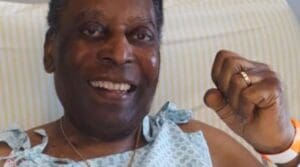 Pelé recebe alta após internação para tratamento de tumor no cólon