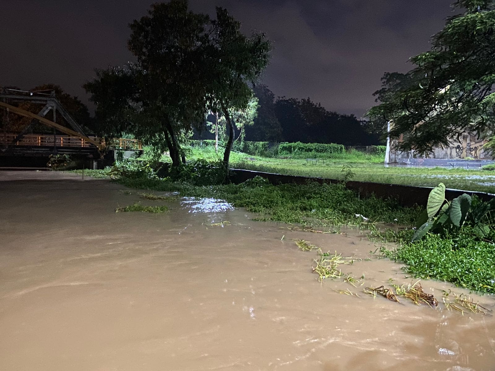 10/01/2022 20h15m: Nível do Rio Itapecerica teve leve queda