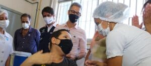 Primeira crian&ccedil;a vacinada em Minas tem dez anos e mora em Vespasiano, na RMBH