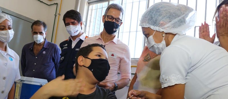 Primeira criança vacinada em Minas tem dez anos e mora em Vespasiano, na RMBH