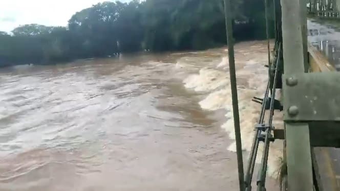 Vídeos mostram aumento no nível do rio após abertura das comportas em Cajuru