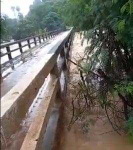 Rio Pará em Pitangui subiu e quase passa em cima da ponte, neste domingo (09)