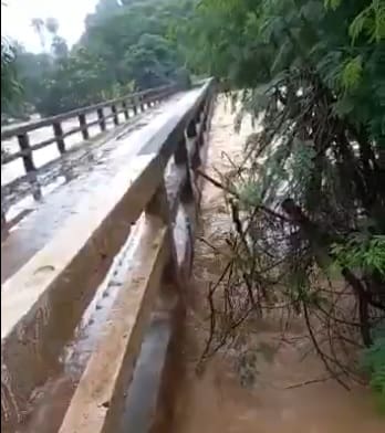 Rio Pará em Pitangui subiu e quase passa em cima da ponte, neste domingo (09)