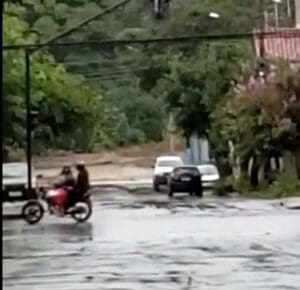 Água do rio Itapecerica saindo do leito na rua do hospital são João