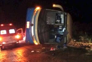Uma crian&ccedil;a de 7 anos morreu e outras 19 pessoas sofreram ferimentos ap&oacute;s um &ocirc;nibus de turismo tombar na BR-251