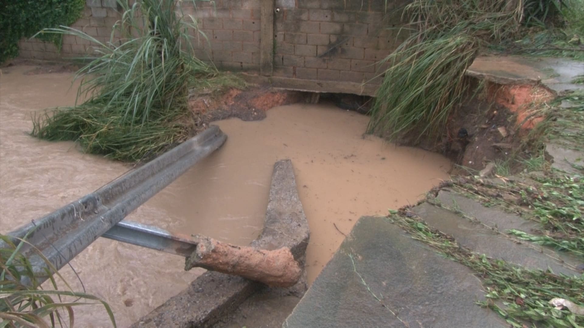 Chuva em Divinópolis: córregos transbordam, água invade casas e 16 famílias são removidas