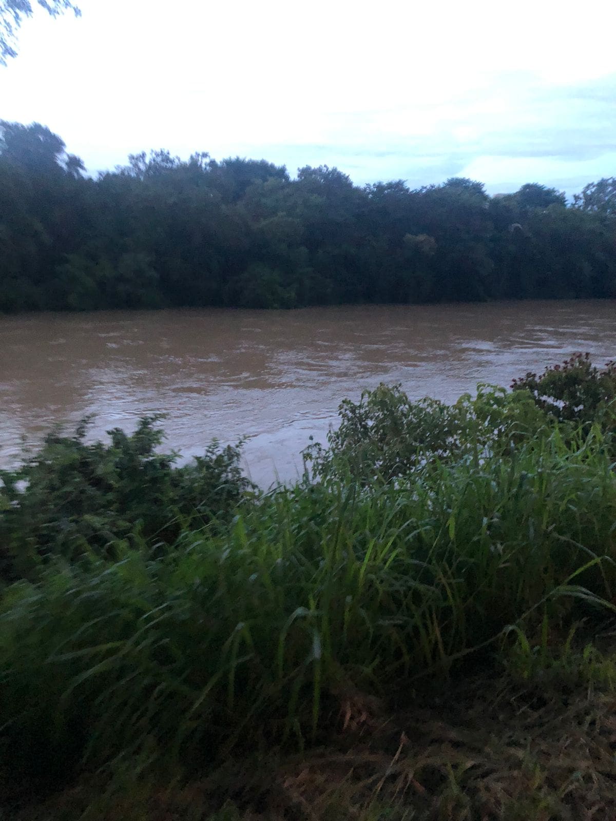 Rio Itapecerica continua em baixa e alerta ainda é válido por conta das previsão de mais chuvas