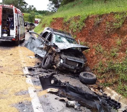 Grave acidente entre dois carros deixa 4 feridos na MG-050, em Formiga