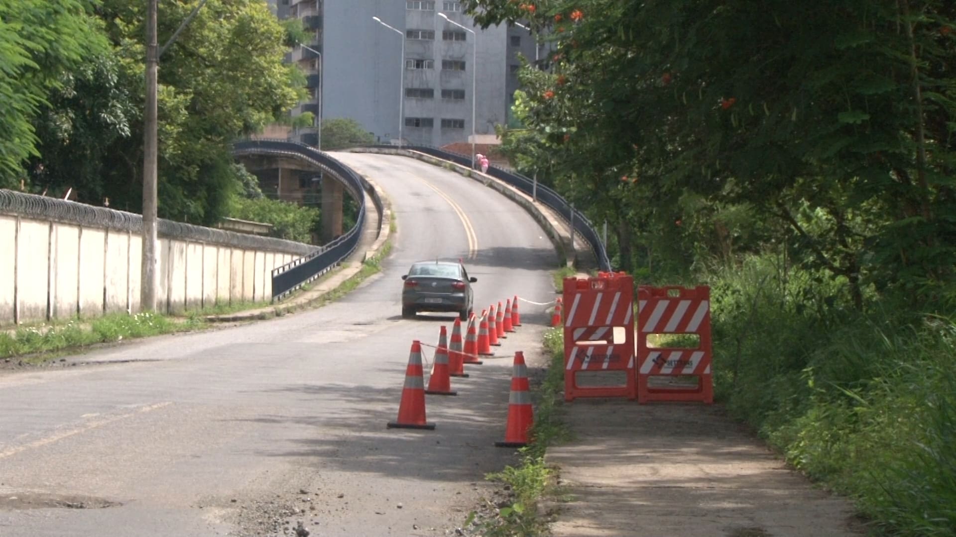 Trecho de calçada próximo a viaduto continua interditado em Divinópolis