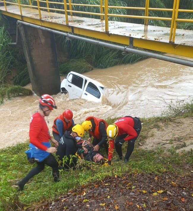 Carro capota e cai dentro de Ribeirão em Itaúna