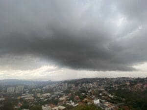 Inmet emite alerta de chuvas fortes para Divin&oacute;polis e outros 583 munic&iacute;pios mineiros; veja lista
