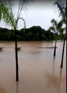 Rio Itapecerica transborda na altura do Divinópolis Clube, neste domingo (09) , veja imagens