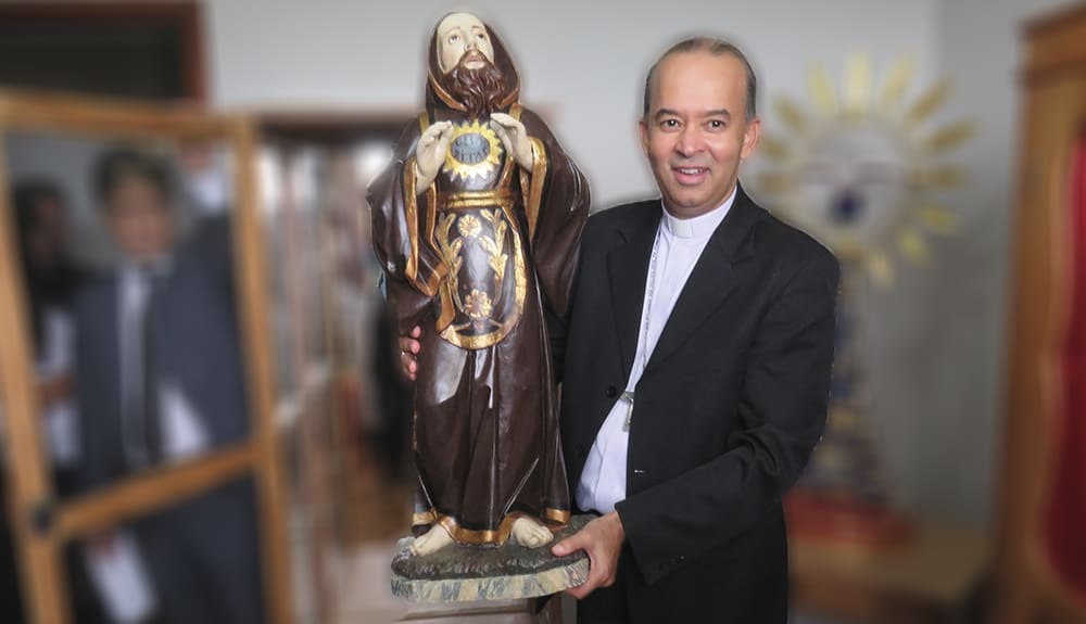 Imagem histórica de São Francisco de Paula no museu da Catedral de Divinópolis