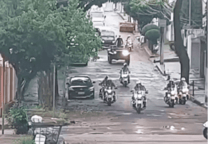 Passeio de militar em carro aberto com batedores atrai aten&ccedil;&atilde;o de curiosos em BH