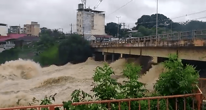 Segunda 13h00: Veja situação da ponte do Niterói em Divinópolis; nível do Rio Itapecerica marca 1,60 m acima do normal