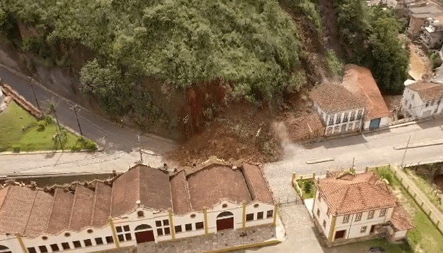 Imagens aéreas mostram o momento do deslizamento que destruiu casarão histórico em Ouro Preto