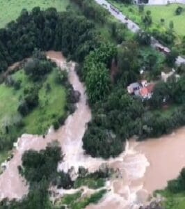 Veja imagens de hoje (03/01/22) do Rio Itapecerica na altura da Ponte do 48 em Divin&oacute;polis.