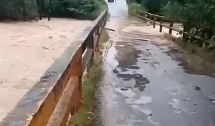 Agua passa por cima da ponte do Rio São João em Conceição do Pará