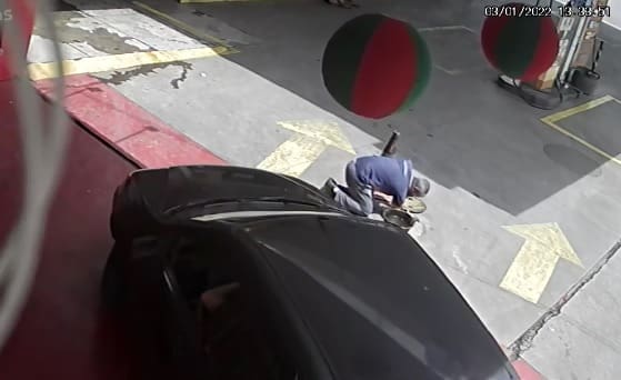 Vídeo: Frentista é atropelado dentro de posto em Arcos