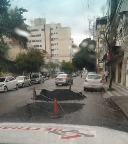 Caminhão em serviço para a prefeitura coloca mais asfalto que deveria e interdita Rua Mato Grosso