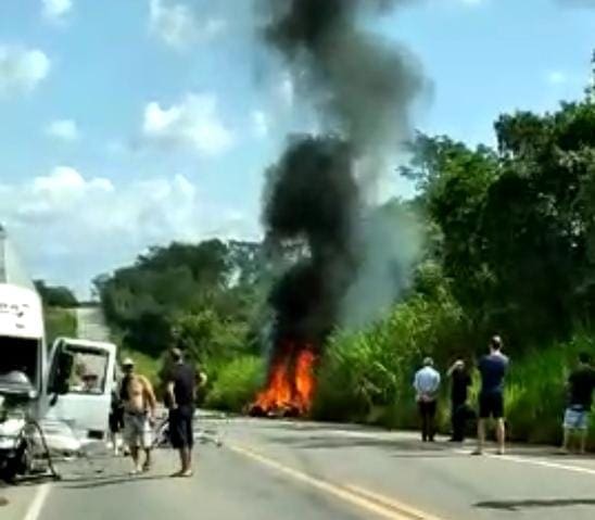 Acidente entre carro e carreta deixa uma pessoa morta na BR-494, próximo a Marilândia