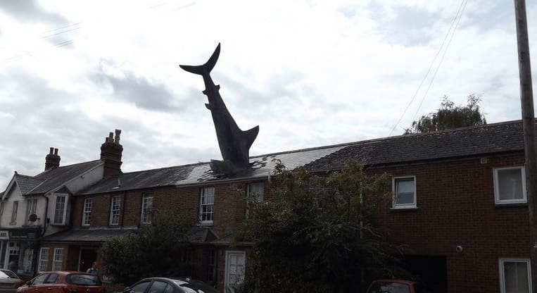 Homem ganha na justiça o direito de deixar estátua de tubarão no teto da casa