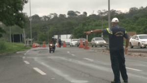 Opera&ccedil;&atilde;o conjunta orienta motociclistas sobre cuidados nas rodoviais
