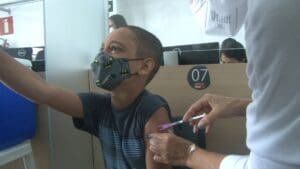 Al&eacute;m das escolas, vacina da Covid para crian&ccedil;as tamb&eacute;m est&aacute; dispon&iacute;vel nos postos de sa&uacute;de