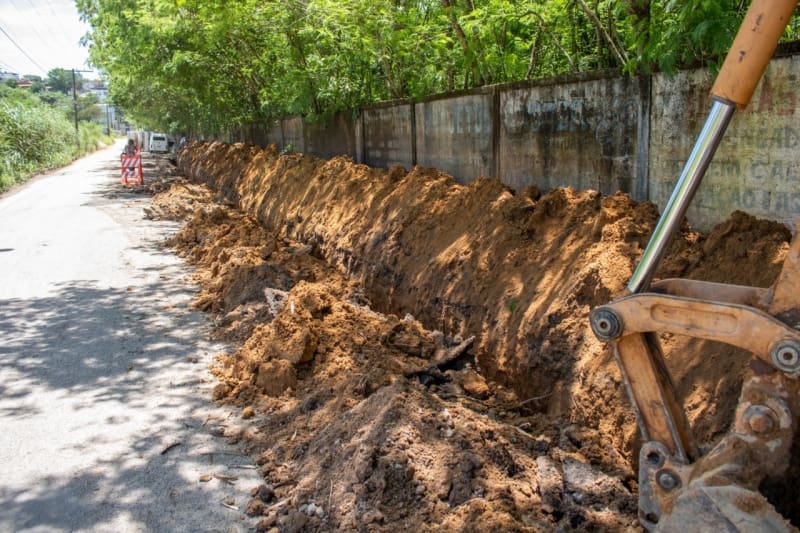 Obras de recapeamento e drenagem são realizadas na rua São João Del Rei