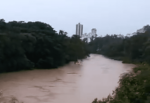 Veja como está a situação do rio Itapecerica na ponte do bairro Manoel Valinhas / Shopping Pátio Divinópolis após as últimas chuvas