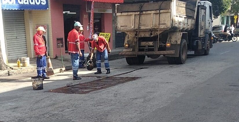Operação tapa buracos é realizada em 19 ruas de Divinópolis