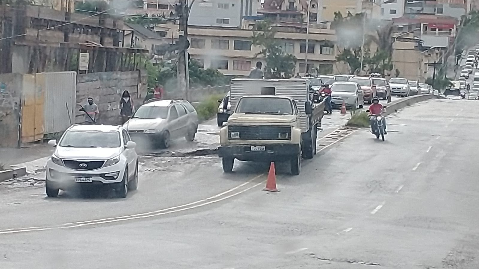Trânsito complicado no bairro porto Velho em Divinópolis na manhã dessa sexta-feira (11), veja vídeos