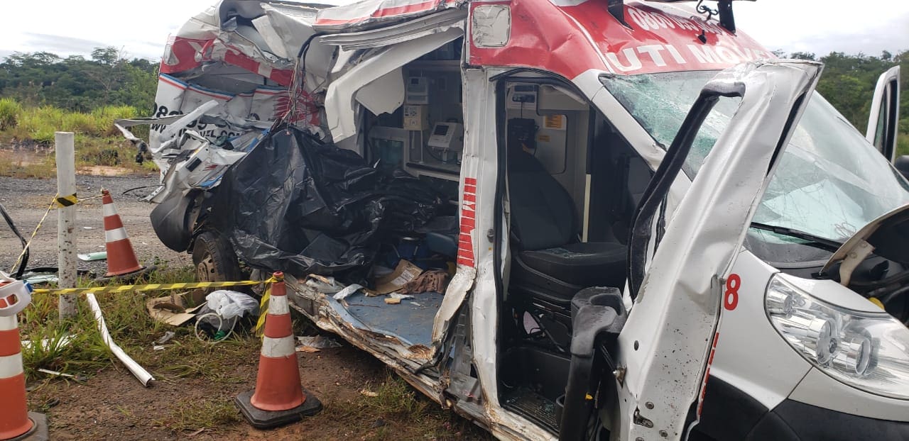 Paciente morre após ambulância bater de frente com caminhão na BR-262, em Nova Serrana