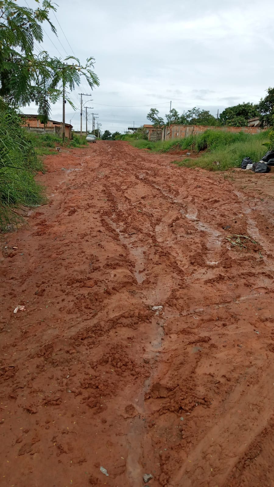 População do bairro Costa Azul em Divinópolis convive com lama